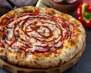 Пицца Дьябло пиканте с колбасками и маринованным перчиком