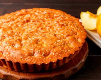 Шарлотка с яблоками и корицей