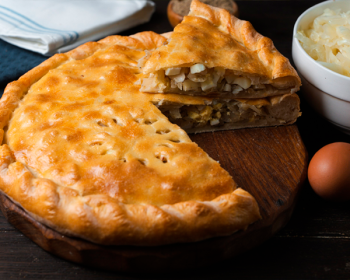 Домашний пирог с капустой и вареным яйцом