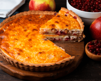 Пирог бруснично-яблочный на сметане