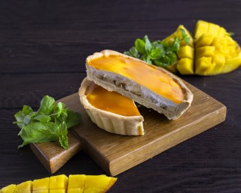 Мини мангово-банановый пирог с творожным кремом